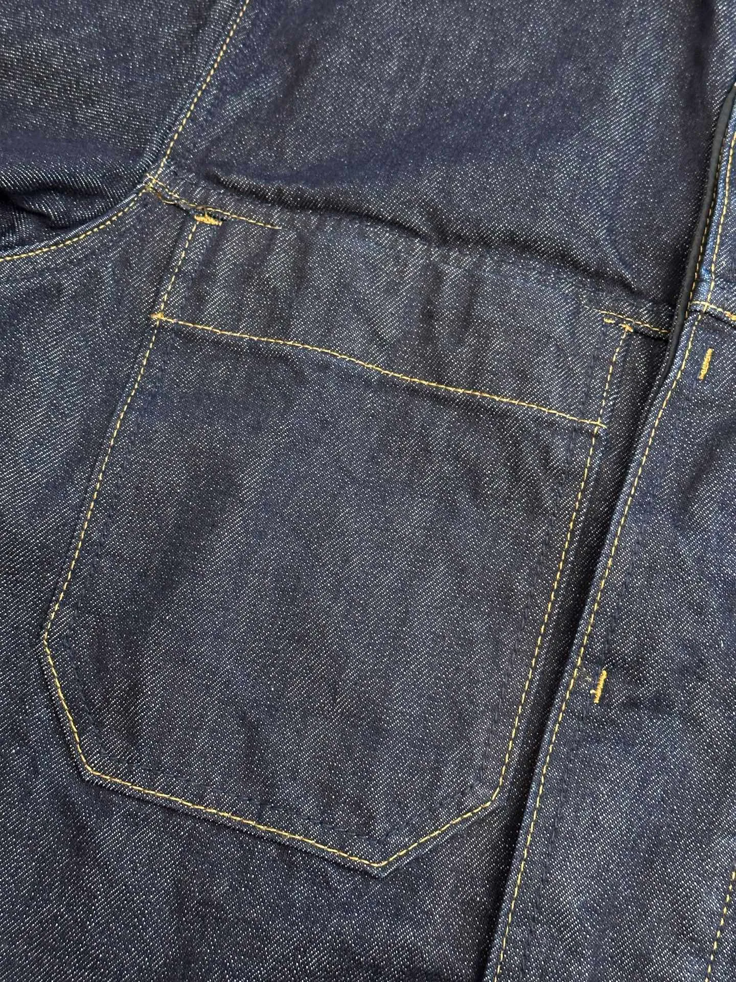 P520 Stonelsland Stone Island emblem denim jacket is made of custom-made high-density twill denim fabric. The front chest pocket is cut into the front panel in a golden ratio. The iconic Stonelsland emblem is embellished on the sleeves, like a unique medal, highlighting the brand's imprint. The whole piece of clothing is washed with medium filial piety, using a special solution to remove stains and slight fading, and then snowflake washed, using a strong washing method to fade the color to make it more uniform. The whole piece of clothing is stitched together using an embedded clamping machine. By changing the needle position, the embedded clamping machine can control the distance between the two needles to achieve seamless, smooth and tidy splicing. Size: s m l xl
